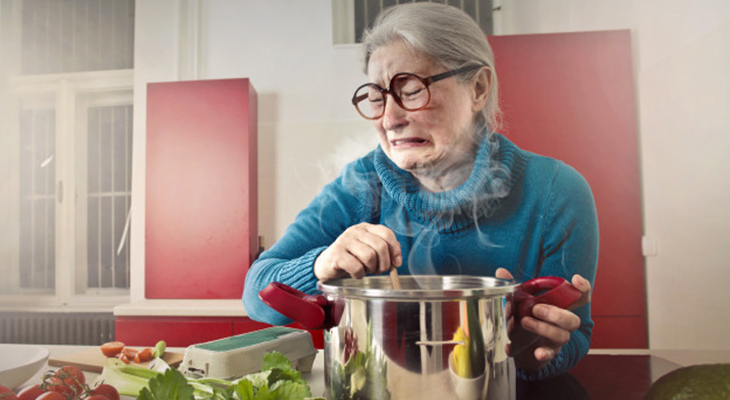 ผู้สูงอายุได้รับกลิ่นของอาหาร ทำให้รู้สึกไม่ดี